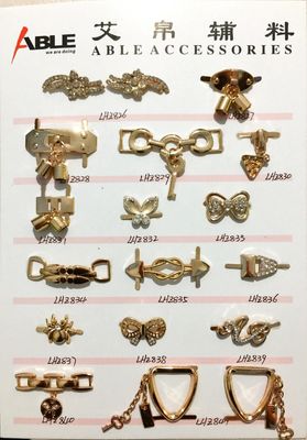 Chine Les accessoires de fausses pierres de boucles de chaussure en métal de dames d'or ont élaboré conception fournisseur